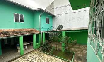 Imagem: Casa com amplo terreno localizada no Bairro