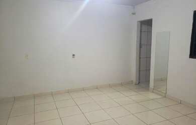 Imagem 3: Alugo casa de 02 quartos um vaga de garagem.mais informações