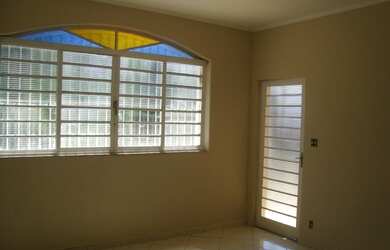 Imagem 6: CASA PARA LOCAÇÃO EM EXCELENTE LOCALIZAÇÃO REFORMADA, A 15 MINUTOS DO SHOPPING UNIMART