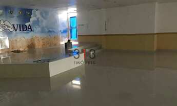 Imagem: Ampla casa de rua linear composta de sala