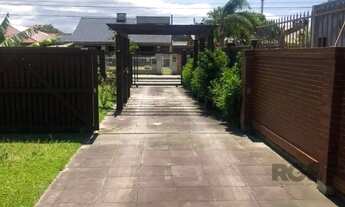 Imagem 6: Espaçosa e acolhedora residência numas das esquinas em charmosa rua de Atlântida, com imen