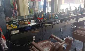 Imagem 6: Passo ponto, barbearia ? montada com bar anexo e clientela.r