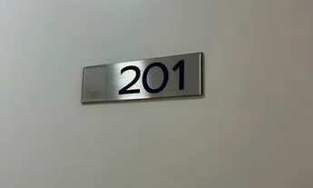 Imagem 3: Apto semi mobiliado com 03 dormitórios, sendo 01 deles suíte com armário embutido e split