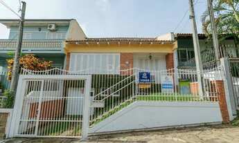 Imagem 2: Casa 3 dormitórios com uma 1 suite, 2 banheiros, terraço, bem iluminada. Próxima ao Shoppi