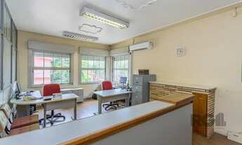 Imagem 2: Casa 4 dormitórios, sendo 1 suíte no bairro Menino Deus em Porto Alegre