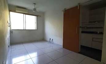 Imagem 6: Apartamento, 2 quartos, 1 banheiro, cozinha com armários, sala com 2 ventiladores de teto