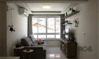 Imagem 2: Apartamento de dois dormitórios, suíte e uma vaga de garagem no bairro Santana em Porto Al