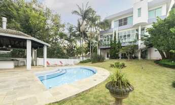 Imagem: Casa com amplos ambientes em condomínio