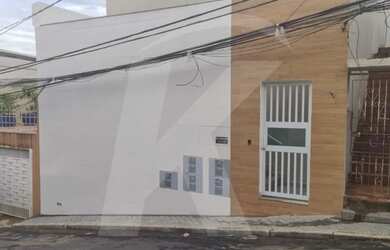 Imagem: Sobrado com 2 quartos, sala, cozinha e banheiro