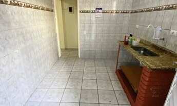 Imagem 4: Kitão com Grande Quintal e Vaga de Garagem no Caiçara, Apenas 70 Metros da Praia