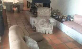 Imagem 4: Casa com 03 dormitórios, churrasqueira, pátio com piscina e 5 vagas de garagem no bairro M