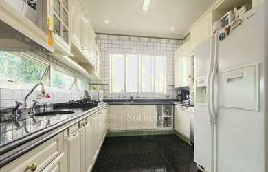 Imagem 9: Casa com amplos ambientes em condomínio fechado