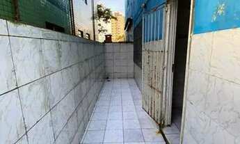 Imagem 6: Kitão com Grande Quintal e Vaga de Garagem no Caiçara, Apenas 70 Metros da Praia