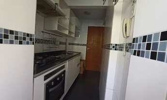 Imagem 2: Apartamento, 2 quartos, 1 banheiro, cozinha com armários, sala com 2 ventiladores de teto