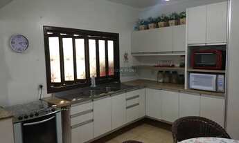 Imagem 6: Petrópolis, 122 m² construídos + edícula, terreno com 2.613,53 m², ampla área verde, fren