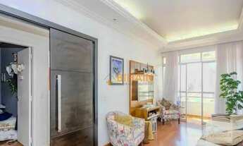 Imagem 2: Prédio com elevador, lazer, apartamento de 2 quartos, sala com varanda, duas vagas e vista