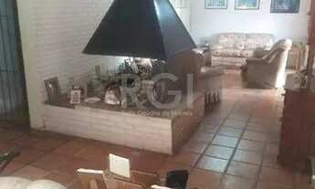 Imagem 7: Casa com 03 dormitórios, churrasqueira, pátio com piscina e 5 vagas de garagem no bairro M