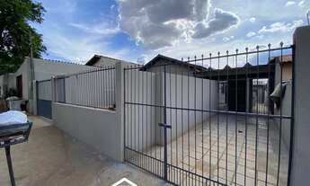 Imagem: ALUGO - Casa com 2 Quartos de Fundos - Jd