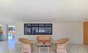 Imagem 3: Apartamento amplo e ventilado, móveis planejados nas suítes e na cozinha com hall de entra