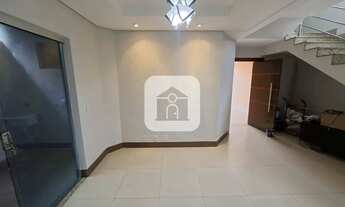 Imagem 2: Excelente casa estilo sobrado em ótima localização