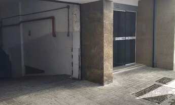 Imagem 2: Sala com vaga de garagem e banheiro privativo