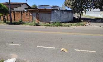 Imagem: Terreno de esquina com casa na Av principal
