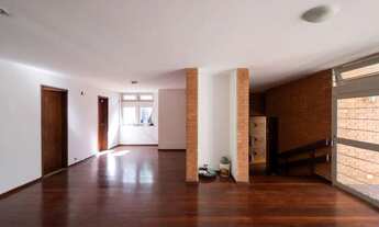 Imagem 5: Sobrado de 540 m² no Setor Sul, em frente à Clínica do Esporte