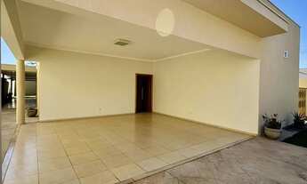 Imagem 2: CASA ELEGANTE COM SUÍTES E ESPAÇO GOURMET EM BAIRRO NOBRE