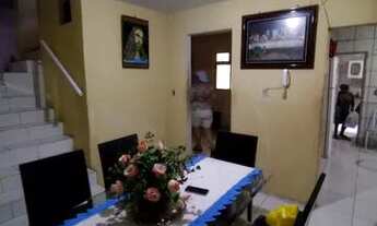 Imagem 5: Sobrado para venda possui 400 metros quadrados com 6 quartos