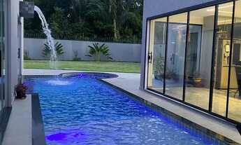 Imagem 5: Praia dos Passarinhos 03 Suítes sendo uma Master com Closet/ Piscina dividindo a cozinha e