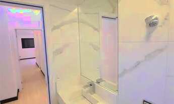 Imagem: Casa Nova com pé direito alto desde a garagem