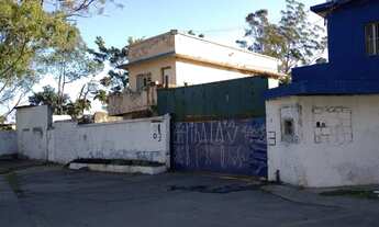 Imagem: Patio de 6 mil metros quadrados, com galpão