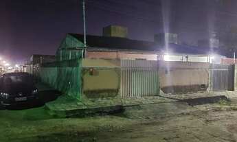 Imagem: Casa solta de esquina com garagem para dois