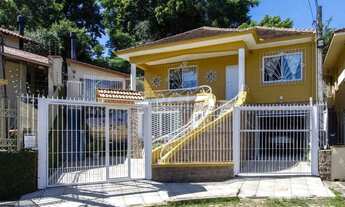 Imagem: Sobrado à venda no Bairro Medianeira, reformado