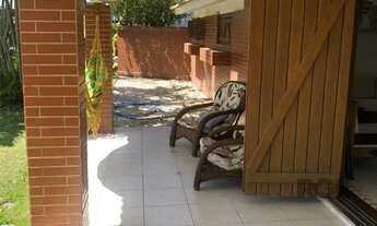 Imagem 7: Espaçosa e acolhedora residência numas das esquinas em charmosa rua de Atlântida, com imen