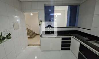 Imagem 7: Excelente casa estilo sobrado em ótima localização