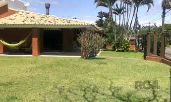 Imagem 3: Espaçosa e acolhedora residência numas das esquinas em charmosa rua de Atlântida, com imen