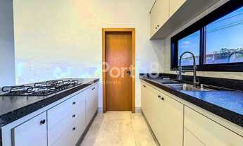 Imagem 6: Casa a Venda no Condomínio Maria Julia: Elegância e Sustentabilidade com Piscina e Cozinha