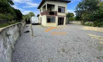 Imagem: Casa de esquina com amplo terreno a poucos
