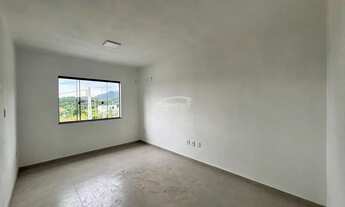 Imagem 3: Com aprox 85m², o imovel possui 02 amplos dormitórios, sendo um com sacada, sala de estar