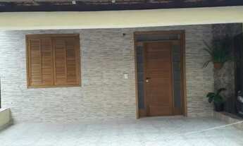 Imagem 2: Casa com três quartos, sala, cozinha, banheiro, DCE, área de tanque, Uma vaga para carro