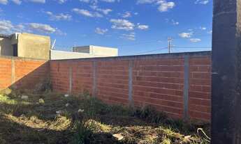 Imagem 4: Lote de esquina murado com hidrômetro e padrão de energia