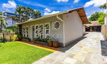 Imagem: Duas casas no Champagnat