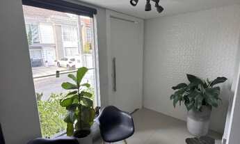 Imagem 2: Obrado semimobiliado em condomínio fechado no Cachoeira/CWB, com 1suíte e 2quartos