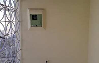 Imagem 3: Casa com 2 quartos, 1 banheiro, sala, cozinha, varanda e área de serviço, gradeada. No bai