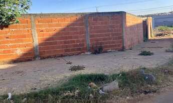 Imagem 6: Lote de esquina murado com hidrômetro e padrão de energia