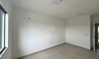 Imagem 4: Com aprox 85m², o imovel possui 02 amplos dormitórios, sendo um com sacada, sala de estar