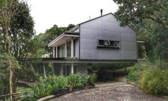 Imagem: Casa altamente sustentável em meio a Mata