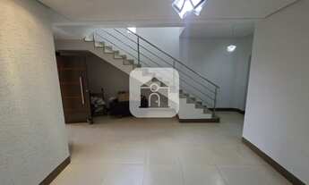 Imagem 3: Excelente casa estilo sobrado em ótima localização