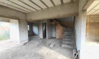 Imagem 3: Sobrado inacabado, para venda tem 180 metros quadrados com 3 quartos